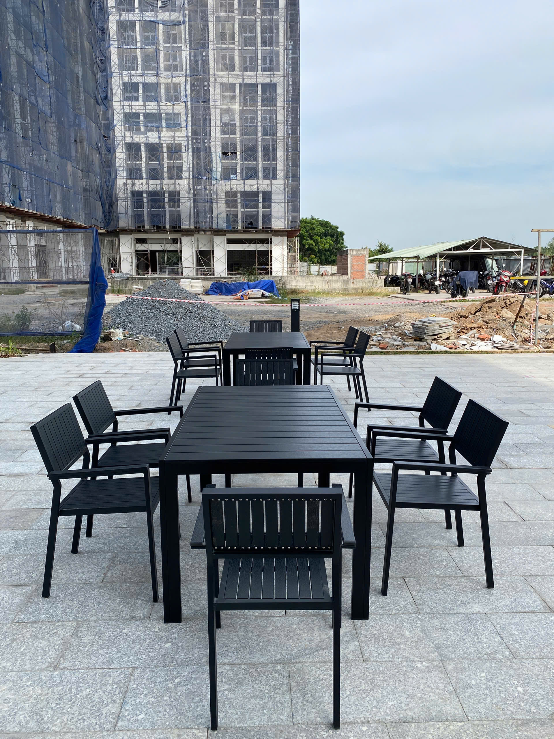 Mẫu bàn ghế nhựa giả gỗ đẹp dành cho quán cafe và nhà hàng